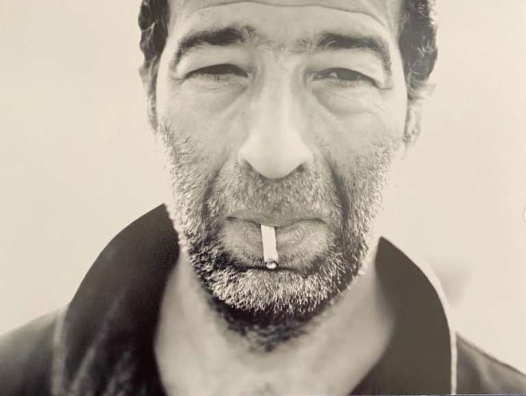 Une photo de Slimane Dazi en train de fumer