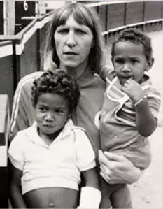 Une photo d'enfance de Boris avec sa mère et son frère Martin