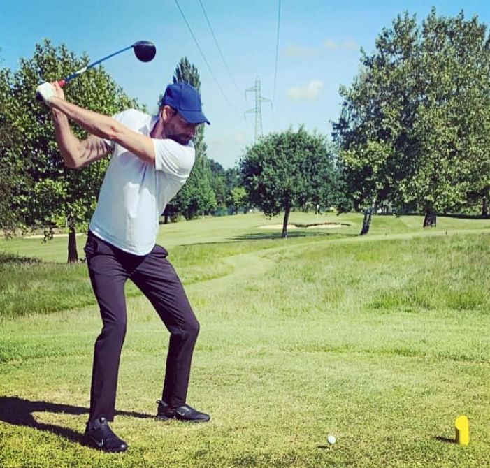 Camille joue au golf